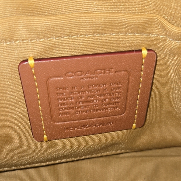 Coach Cream and Gold Shoulder Bag with Structured Design - Picture 4 of 8
